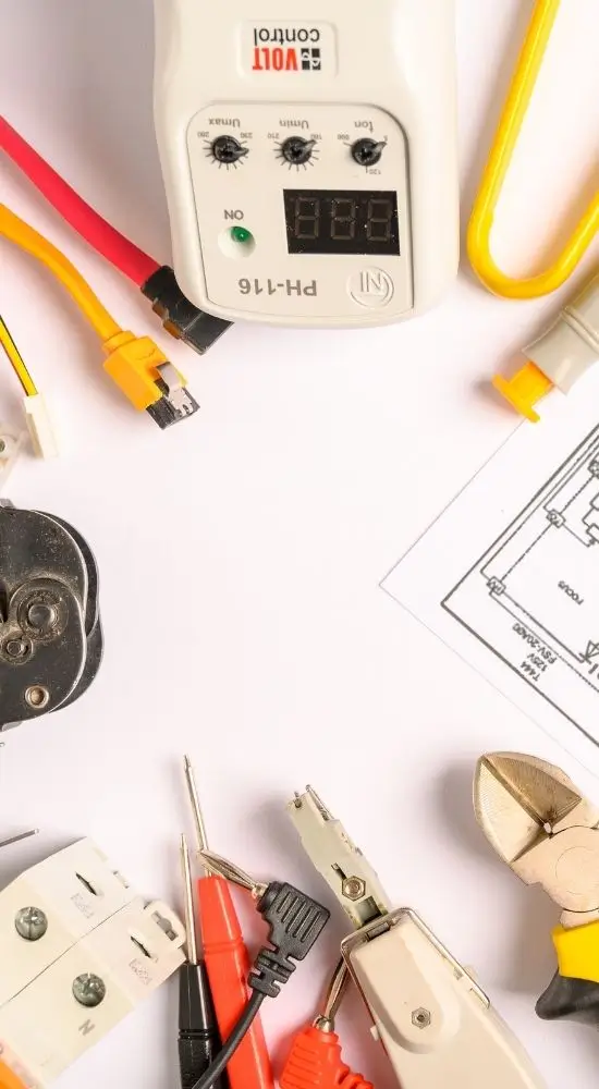 Verschiedene Kabel und Werkezeuge zur Reparatur von Elektrischen Geräten